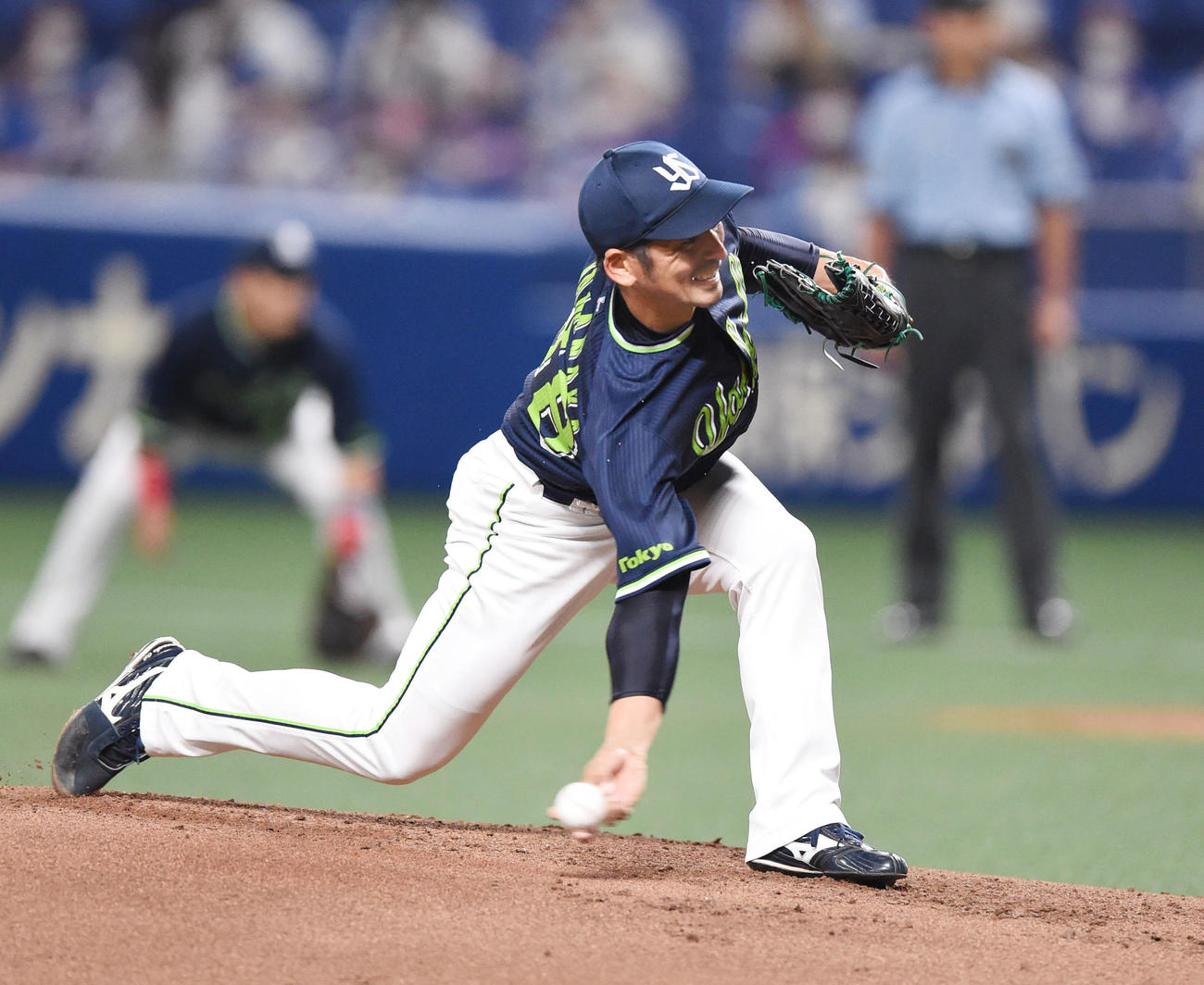 プロ野球中日対ヤクルト　1回裏、登板するヤクルト先発の山中浩史（撮影・森本幸一）