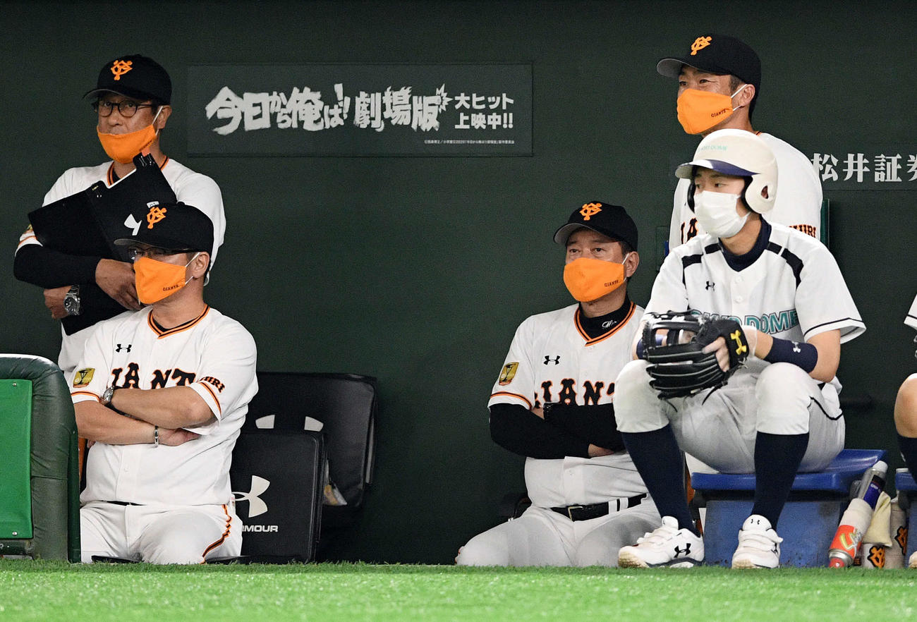 巨人対広島　厳しい表情で戦況を見つめる巨人原監督（右から2人目）（撮影・滝沢徹郎）