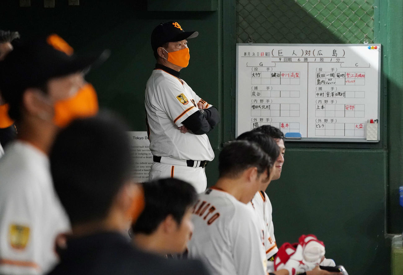巨人対広島　腕を組みながら試合を見る巨人原監督（撮影・鈴木みどり）