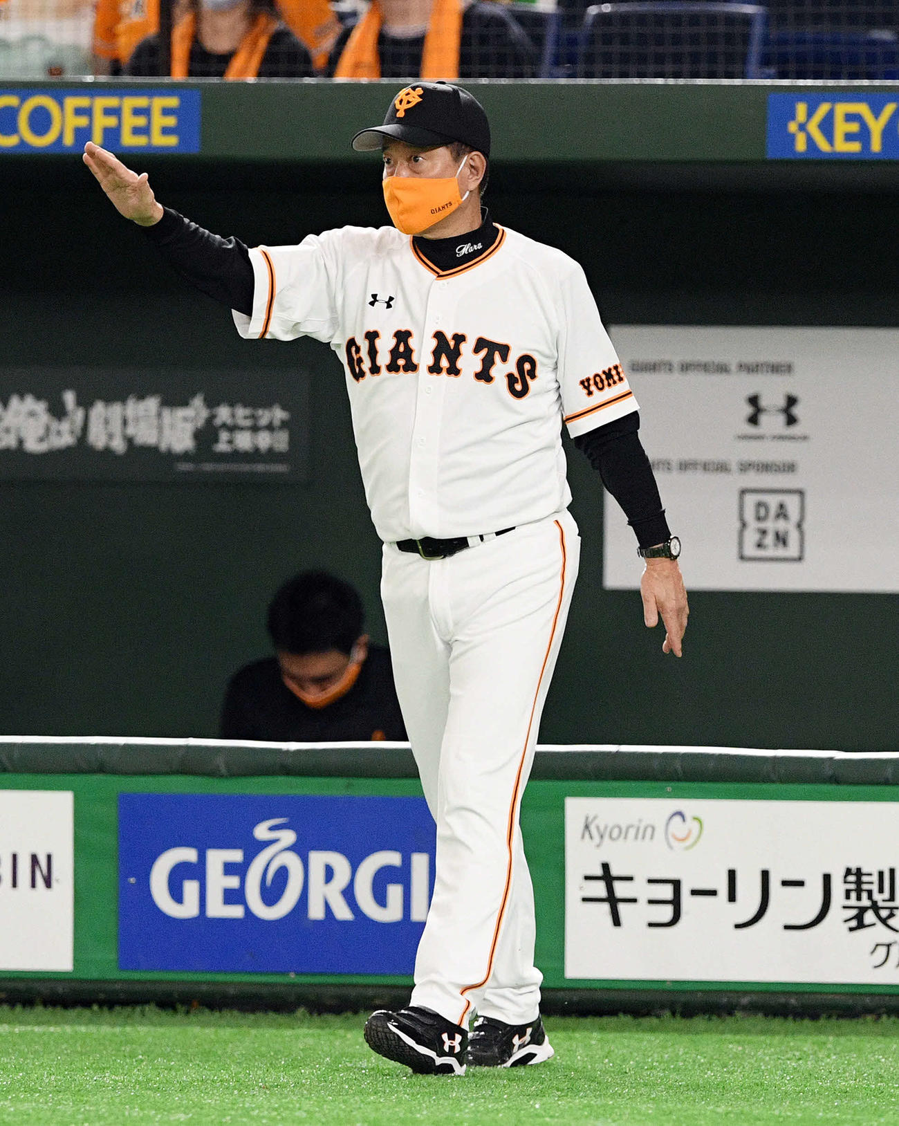 巨人対広島　3回表、交代を告げにベンチを出る巨人原監督（撮影・滝沢徹郎）