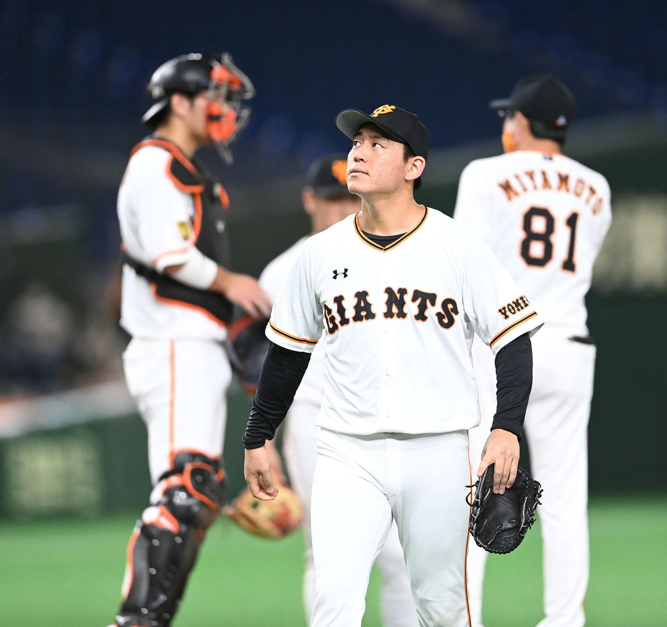 巨人対広島　3回表途中で降板する巨人桜井（撮影・鈴木みどり）