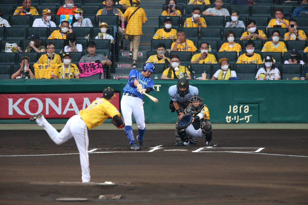 阪神対DeNA　1回表DeNA無死、梶谷隆幸は左中間に先頭打者本塁打を放つ（撮影・上山淳一）