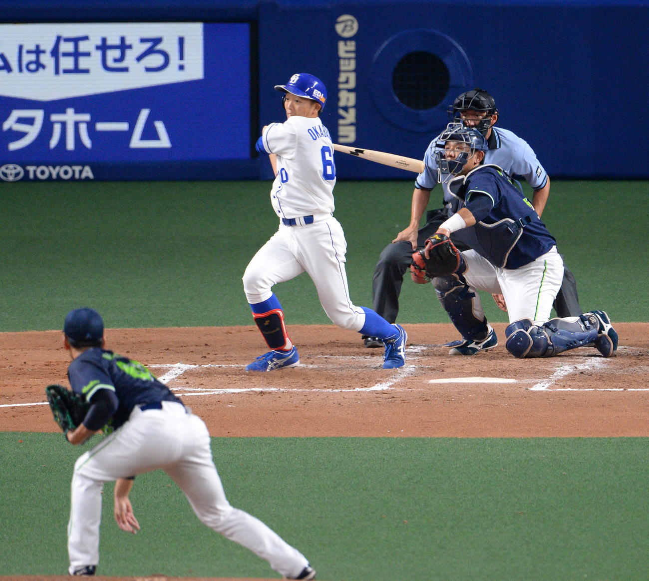 中日対ヤクルト　3回裏中日1死一塁、右前打を放った岡林（撮影・森本幸一）