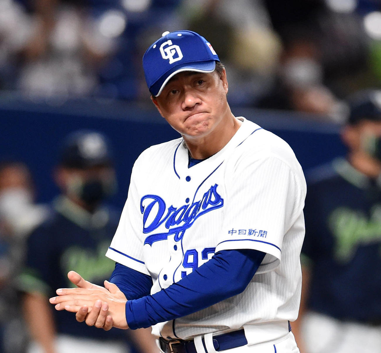 0－0の引き分けに終わり残念そうな表情で整列する与田剛監督（撮影・森本幸一）