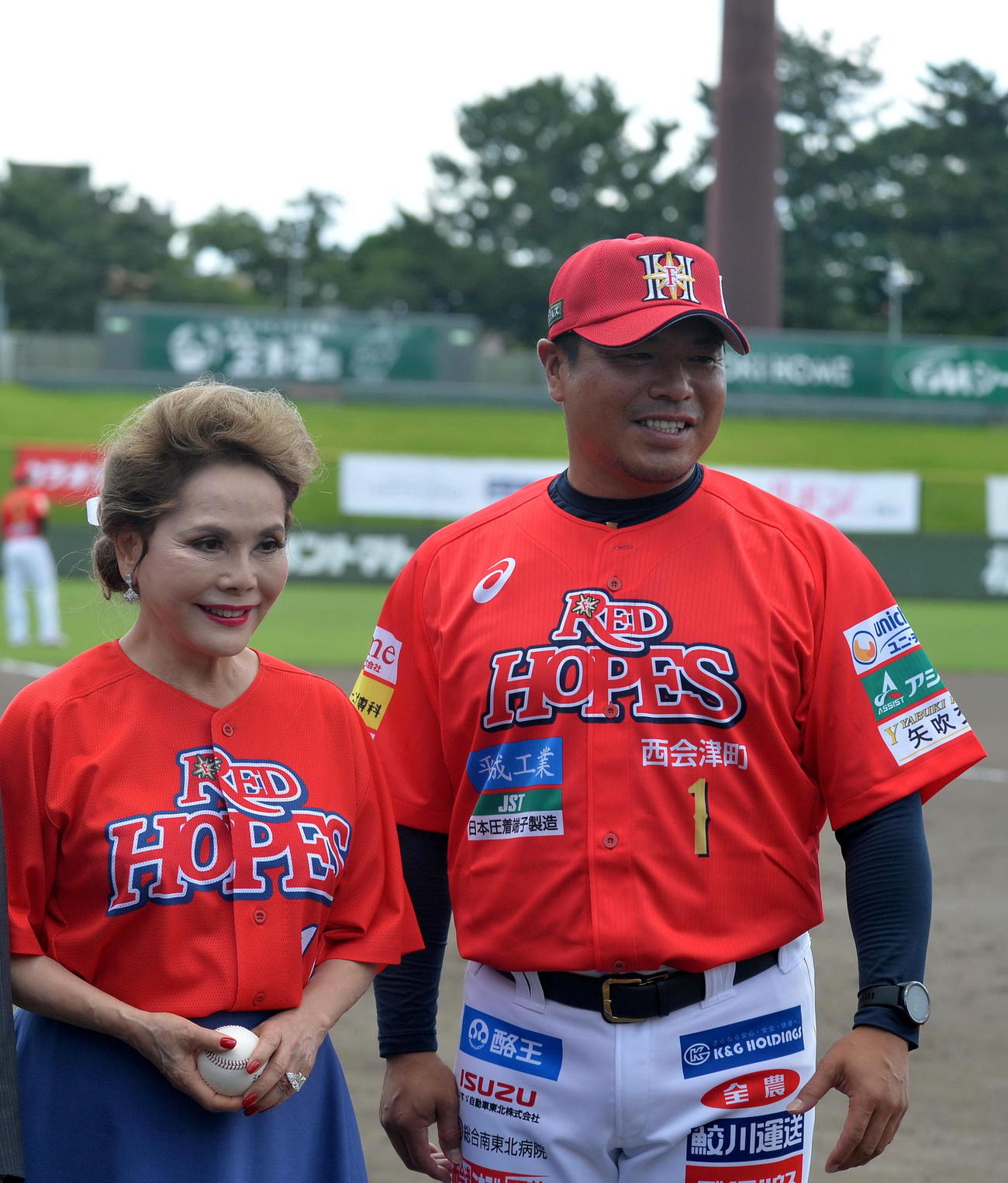 福島対新潟　デヴィ夫人（左）と岩村監督（撮影・佐藤究）　