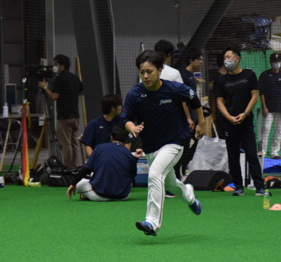 全体練習でダッシュを行う日本ハム河野