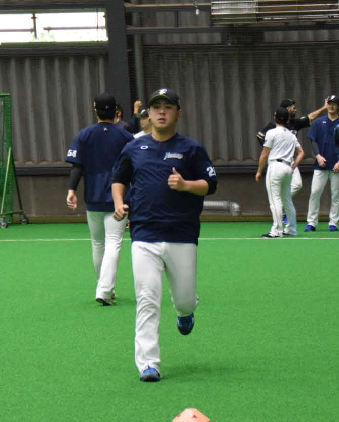 全体練習でダッシュを行う日本ハム河野
