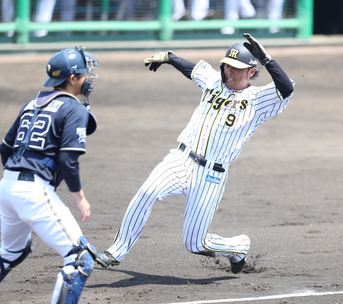 初回2死一、二塁、伊藤隼太の左前適時打で本塁に滑り込む二走の高山（代表撮影）