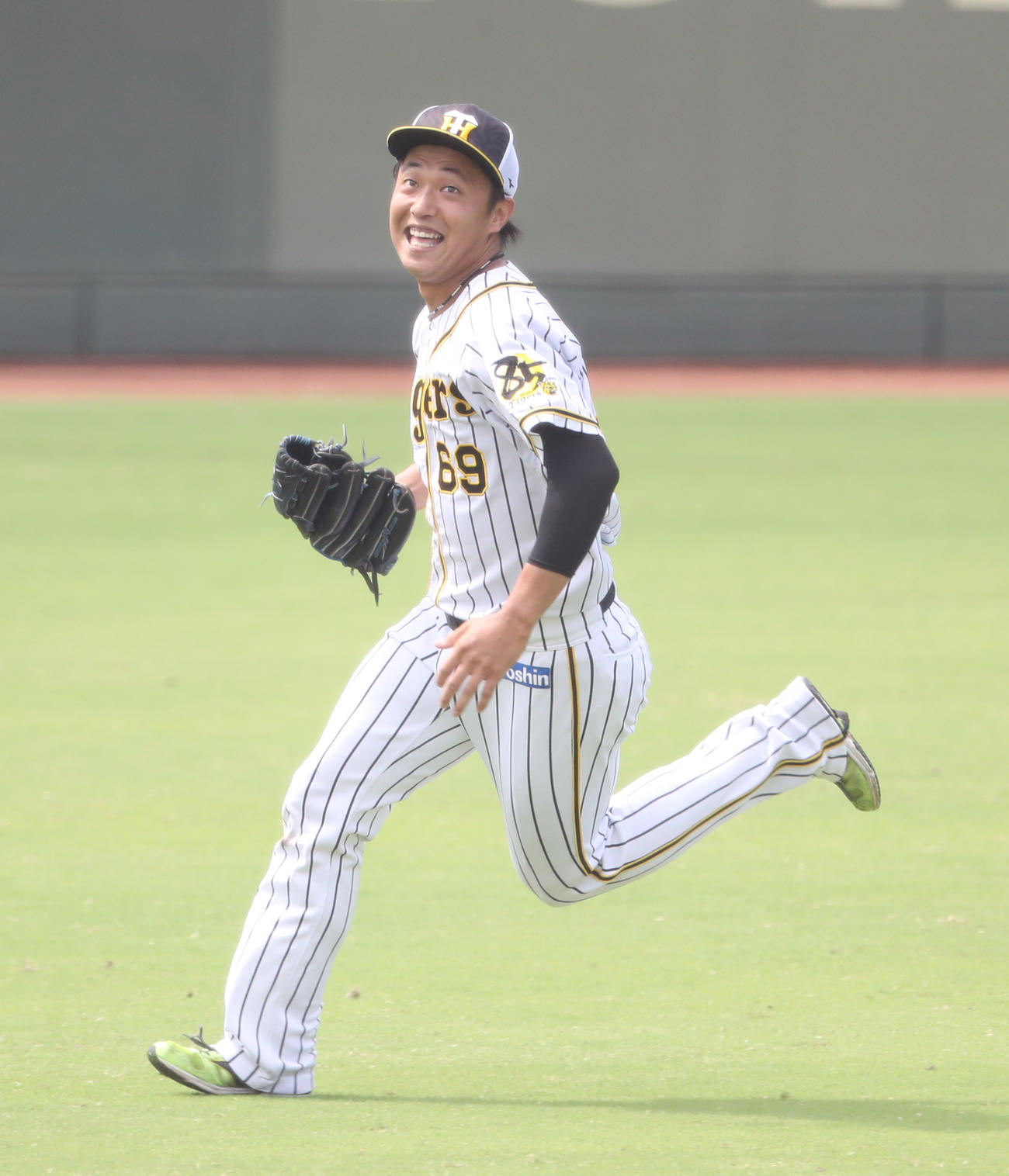 外野ノックに参加し、笑顔で打球を追う阪神島本（代表撮影）