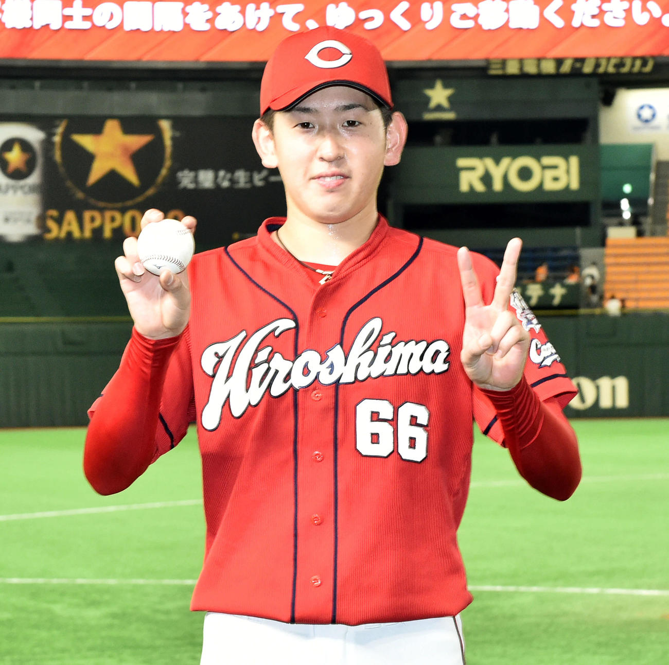 巨人対広島　完投し2勝目の広島遠藤は勝利球を手にポーズを決める（撮影・滝沢徹郎）
