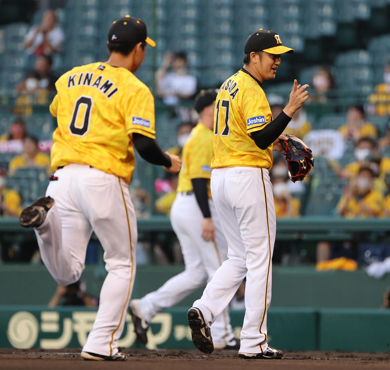 阪神対DeNA　2回表DeNA2死、好守で大和をアウトにした遊撃手木浪聖也（左）を指さす岩貞祐太（撮影・清水貴仁）