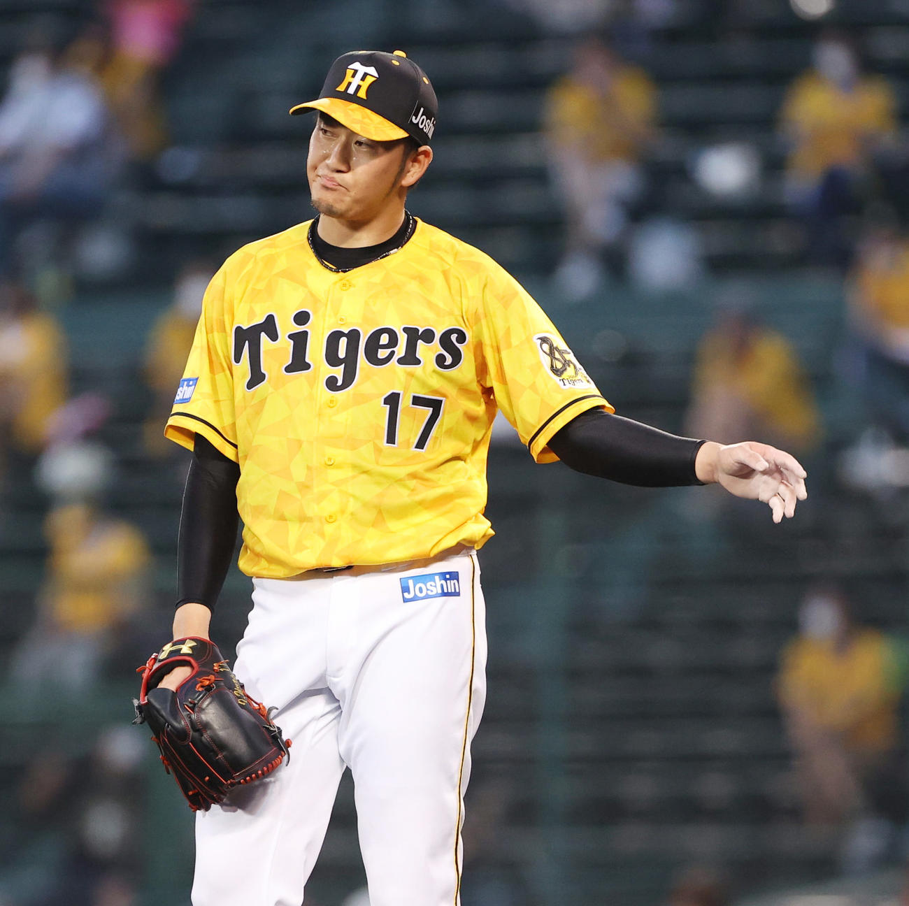 阪神対DeNA　4回表DeNA1死、ホセ・ロペスを左飛に抑えるも大きな当たりに納得のいかない顔をみせる岩貞祐太（撮影・清水貴仁）