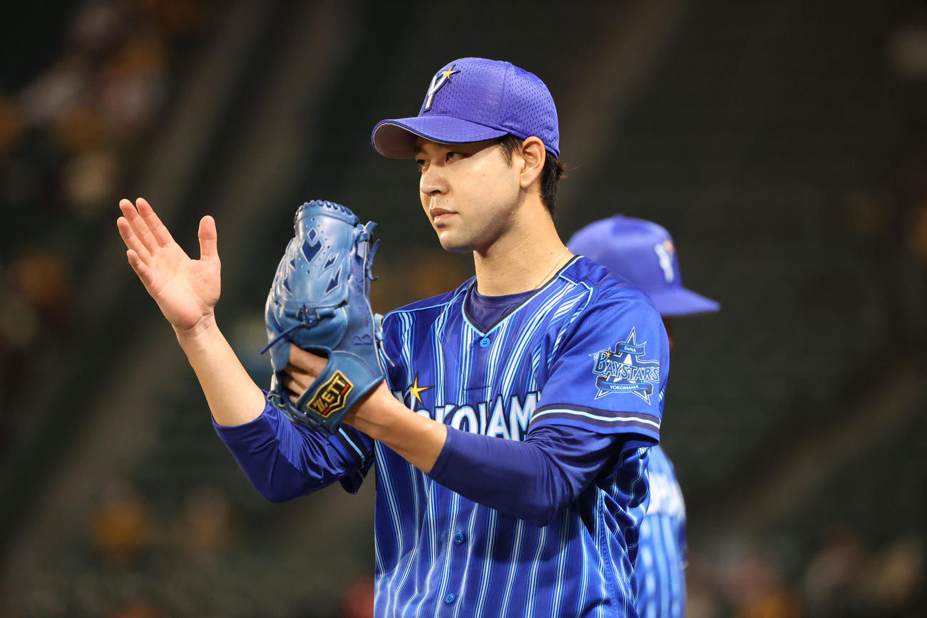 6回を終え野手に声をかける平良拳太郎（撮影・清水貴仁）