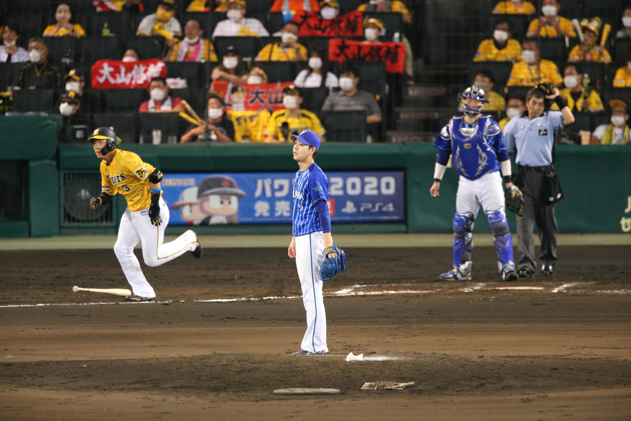 6回裏阪神1死二、三塁、平良（手前）は大山に逆転の右前2点適時打を浴びる（撮影・上山淳一）