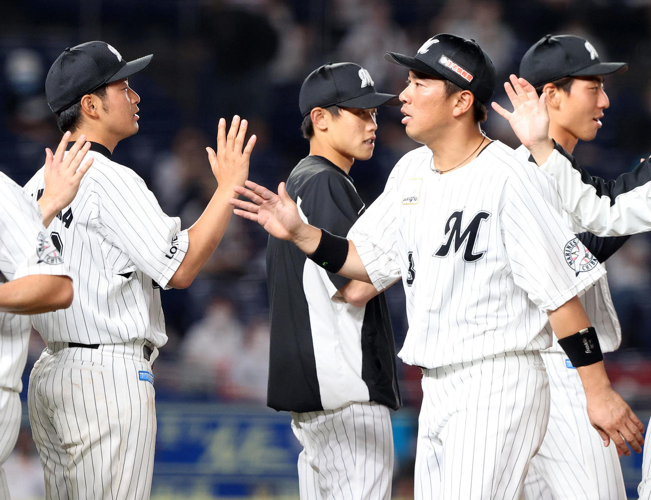 ロッテ対楽天　楽天に勝ちナインとタッチを交わすロッテ角中（右）（撮影・垰建太）