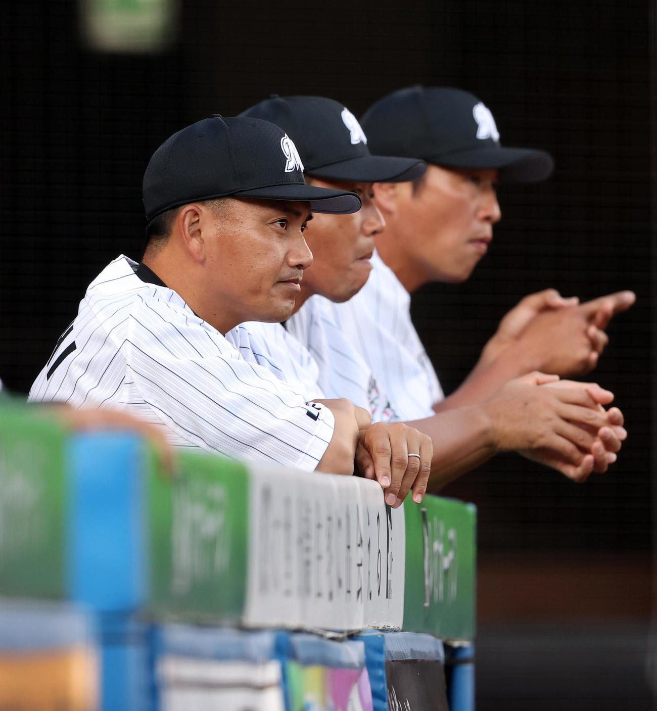 ロッテ対楽天　4回表楽天2死一、三塁、三走茂木の生還の判定で井口監督（左）はリクエストするも覆らずセーフとなり厳しい表情（撮影・垰建太）