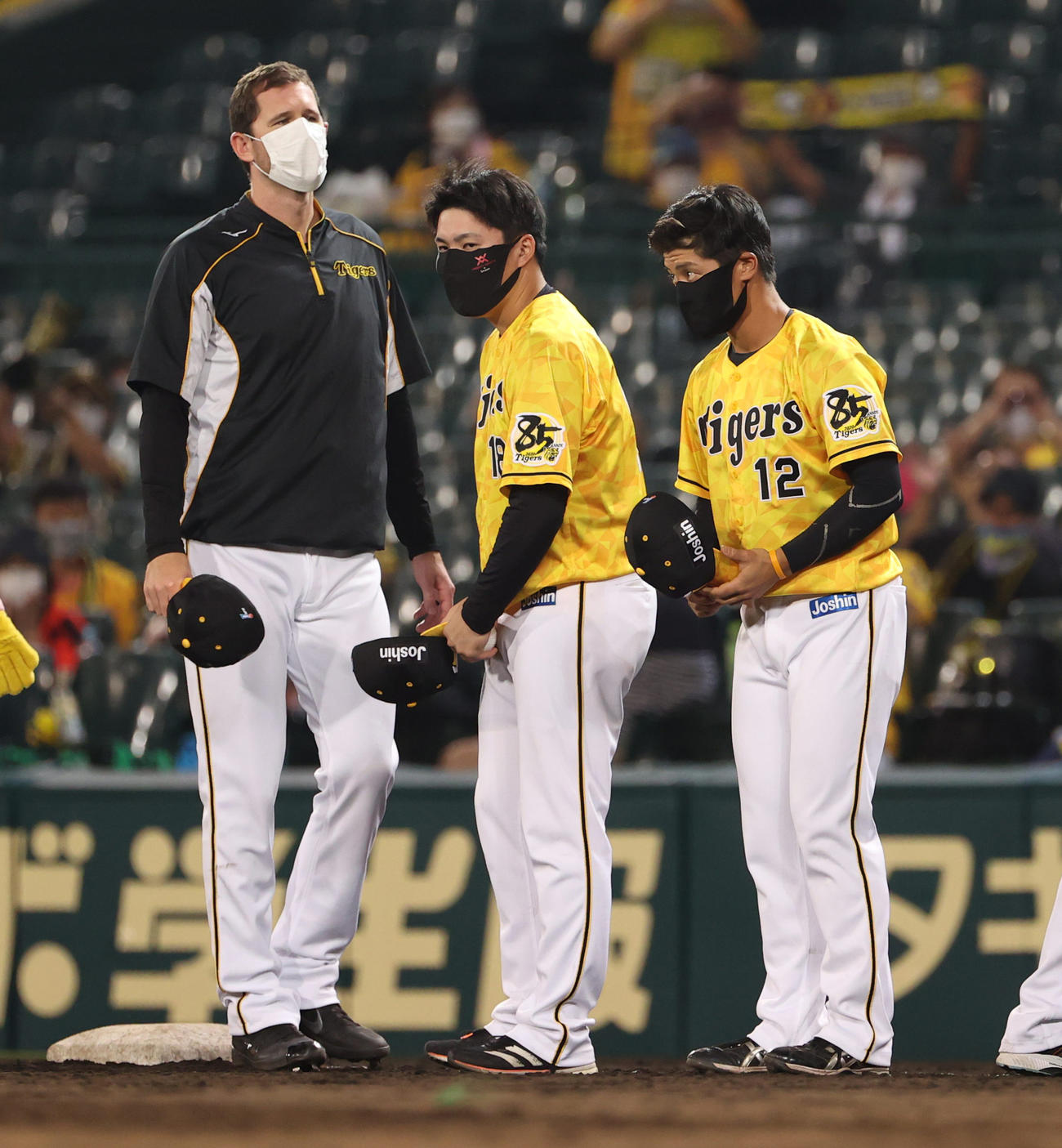 快勝しファンにあいさつするプロ初勝利の馬場皐輔（中央）、左はジョー・ガンケル、右は坂本誠志郎（撮影・清水貴仁）