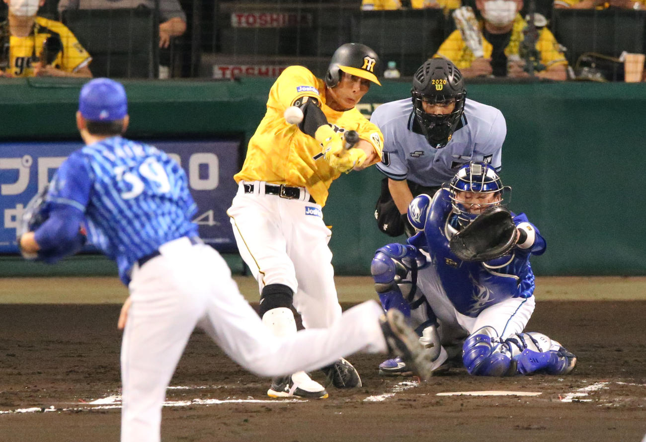阪神対DeNA　6回裏阪神無死一塁、糸井は右前打を放つ（撮影・上山淳一）