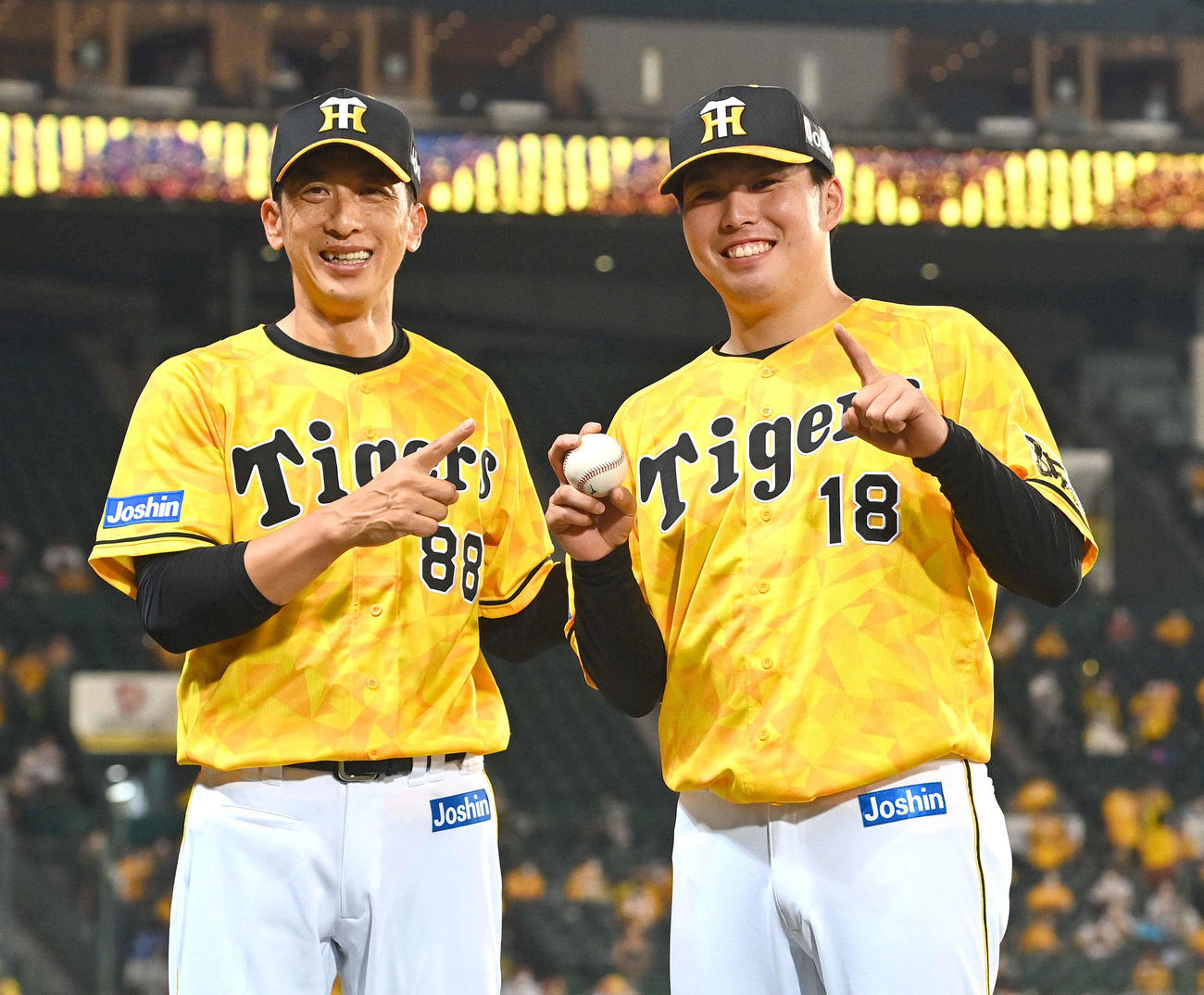 阪神対DeNA　プロ初勝利をあげた馬場（右）は勝利球を手に矢野監督と笑顔を見せる（撮影・上田博志）