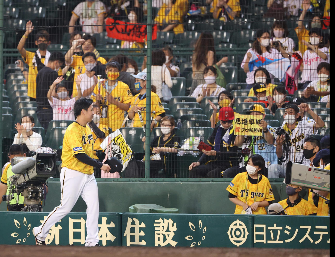 阪神対DeNA　プロ初勝利をあげファンの歓声を受ける馬場皐輔（撮影・清水貴仁）＝2020年8月2日、甲子園球場