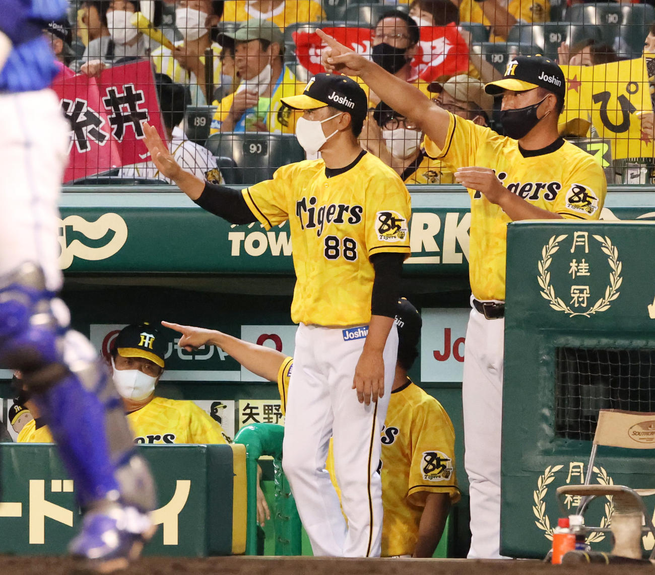 阪神対DeNA　6回裏阪神無死一、三塁、安打の糸井嘉男に代走島田海吏が送る矢野耀大監督（撮影・清水貴仁）