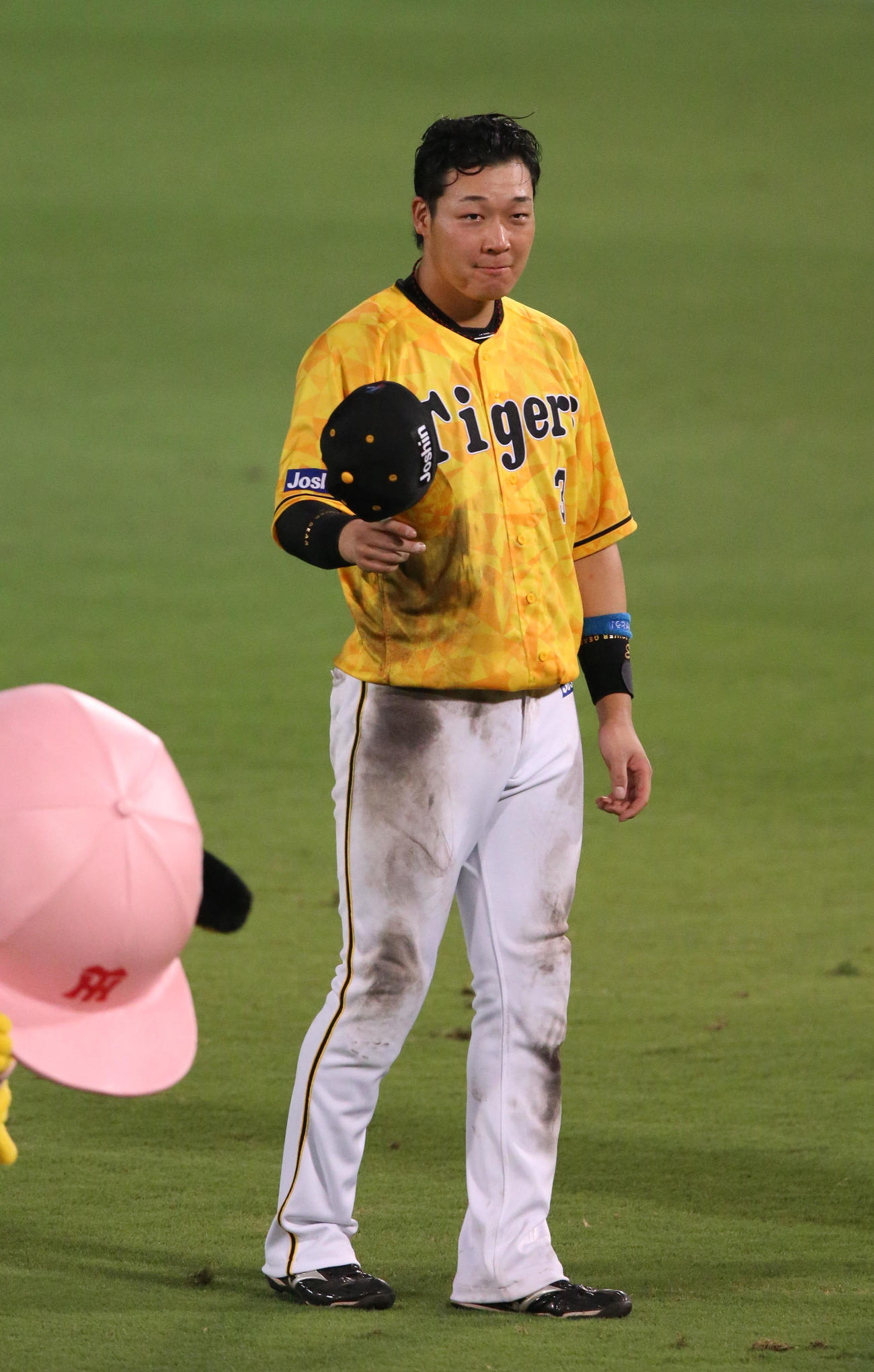 阪神対DeNA　ヒーローの大山は大歓声を送る阪神ファンにあいさつする（撮影・上山淳一）