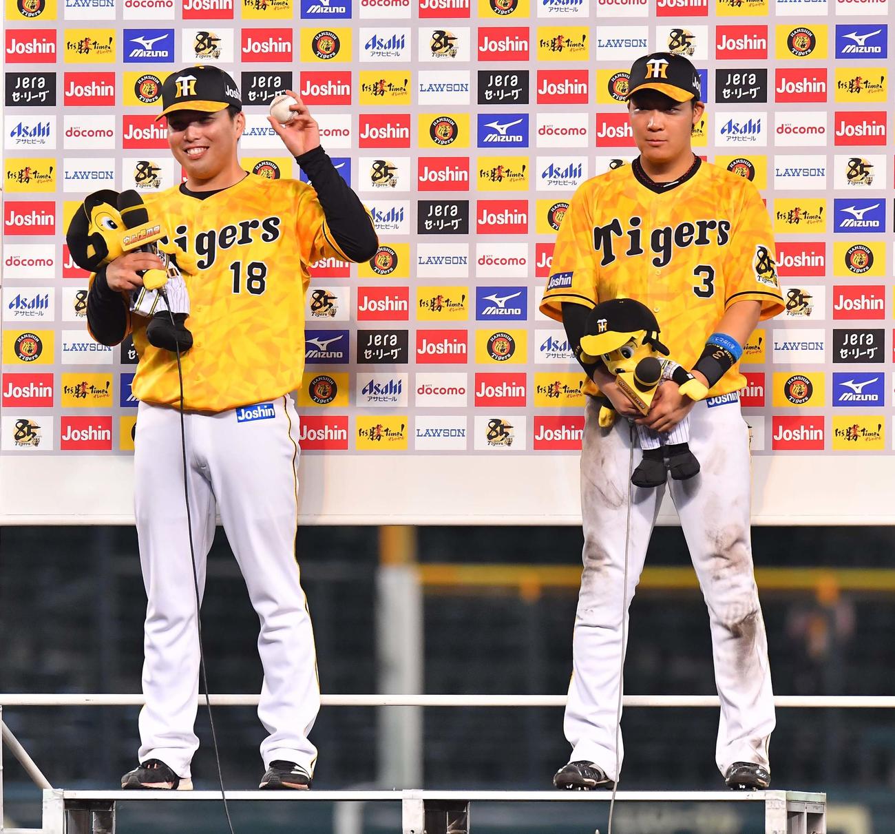 阪神対DeNA　ヒーローインタビューを受ける馬場（左）と大山（撮影・上田博志）