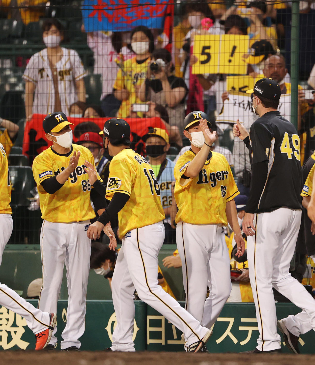 阪神対DeNA　快勝しプロ初勝利をあげた馬場皐輔（左から2人目）らを出迎える矢野耀大監督（左）（撮影・清水貴仁）