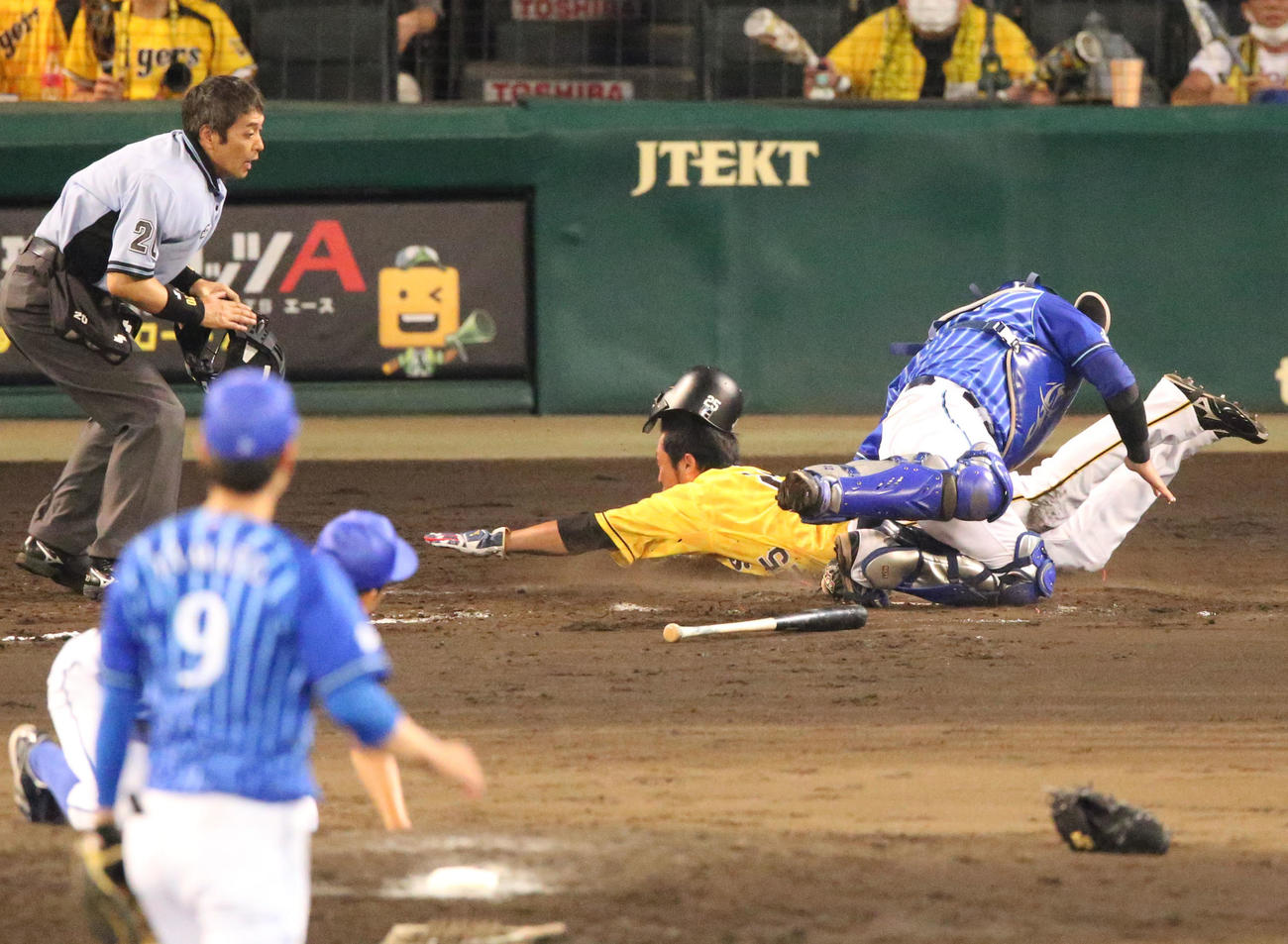 阪神対DeNA　8回裏阪神1死一、三塁、三走江越は梅野の遊ゴロ野選で生還する（撮影・上山淳一）