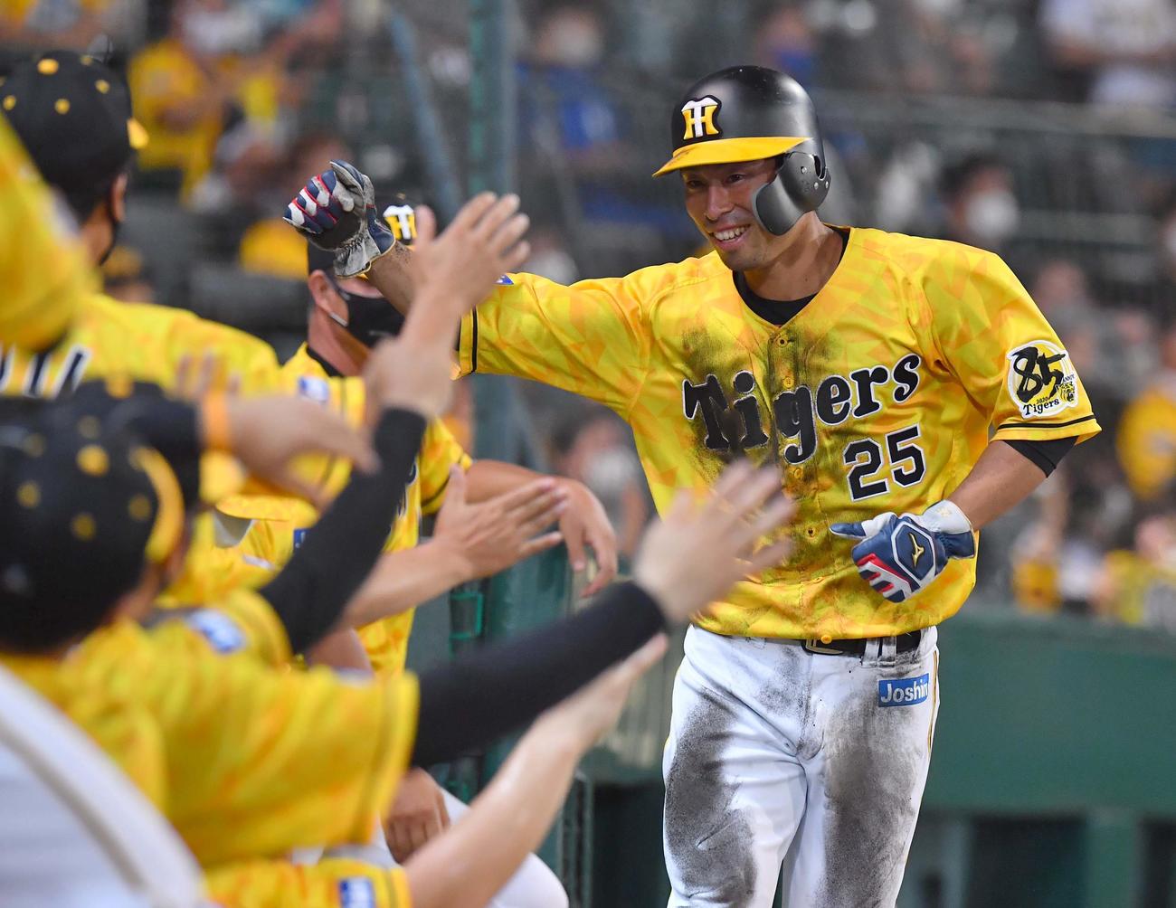 阪神対DeNA　8回裏阪神1死一、三塁、梅野隆太郎の遊ゴロで生還する江越大賀（撮影・上田博志）