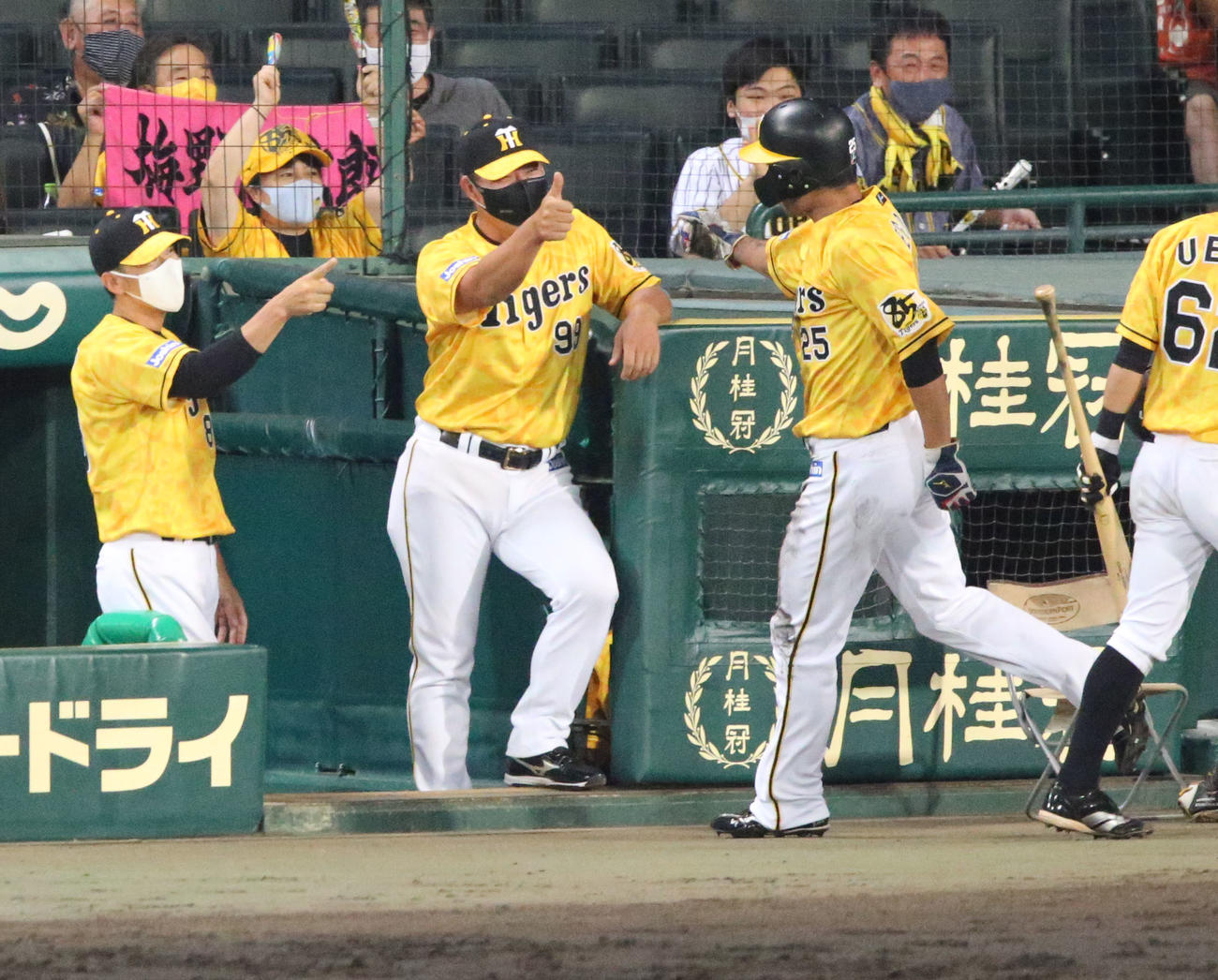 阪神対DeNA　8回裏阪神1死一、三塁、三走江越（手前右）は梅野の遊ゴロ野選で生還し矢野監督（左）（撮影・上山淳一）