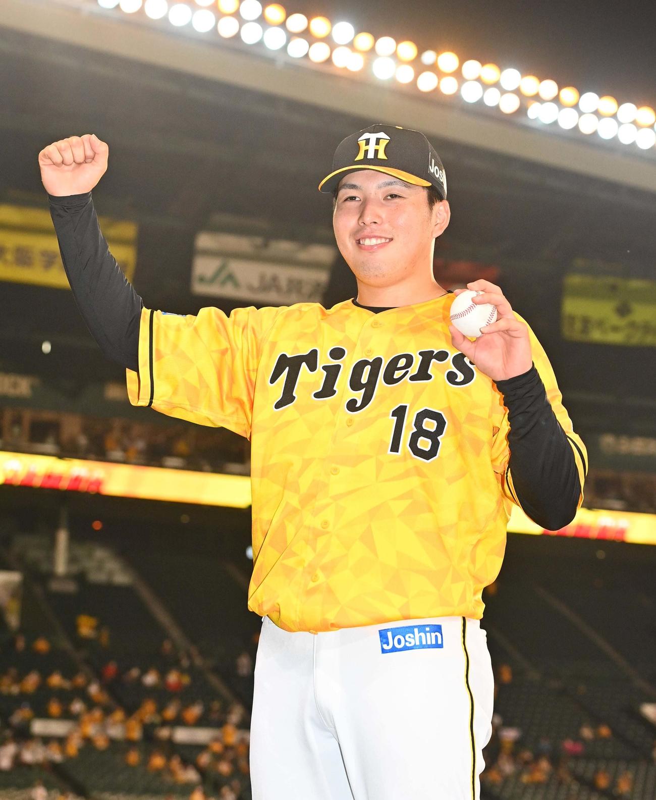 阪神対DeNA　プロ初勝利をあげた馬場は勝利球を手にガッツポーズする（撮影・上田博志）