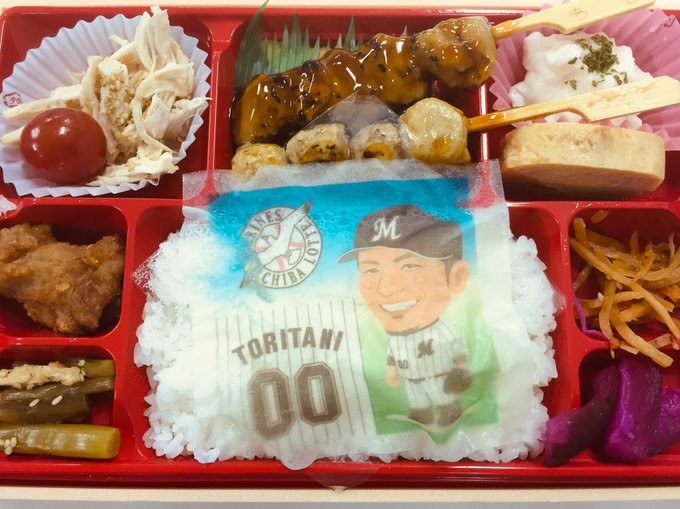 記者もTORI弁当を購入。大豆シートのイラストに驚かされた（撮影・金子真仁）
