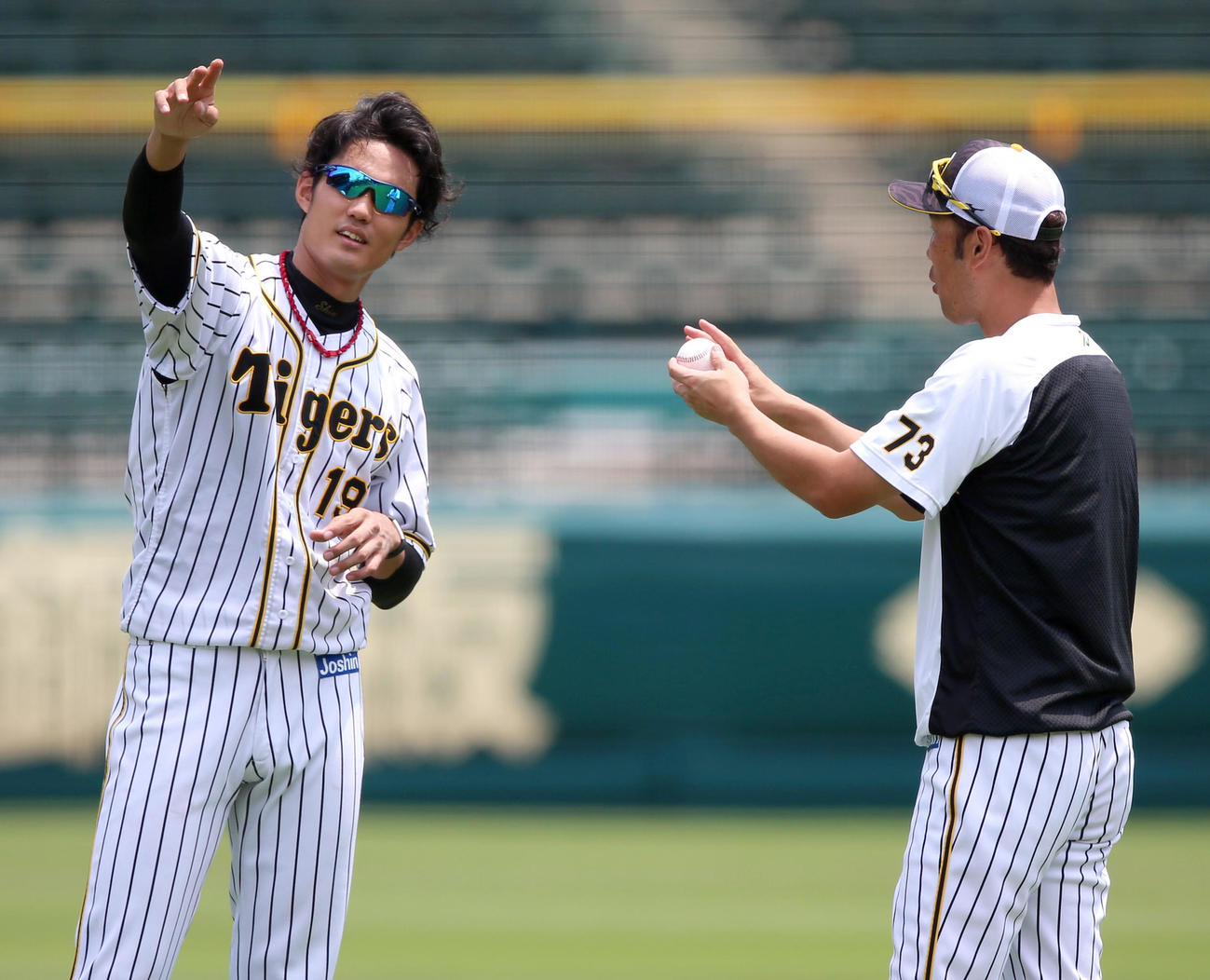 投手練習で藤浪晋太郎（左）は金村暁投手コーチと話す（撮影・上山淳一）
