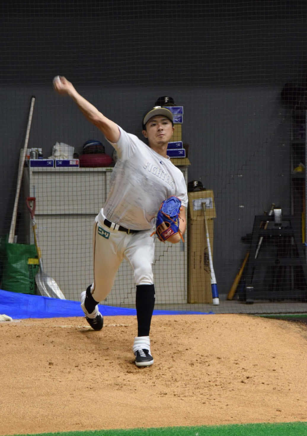 2日の全体練習でブルペン入りした日本ハム上沢