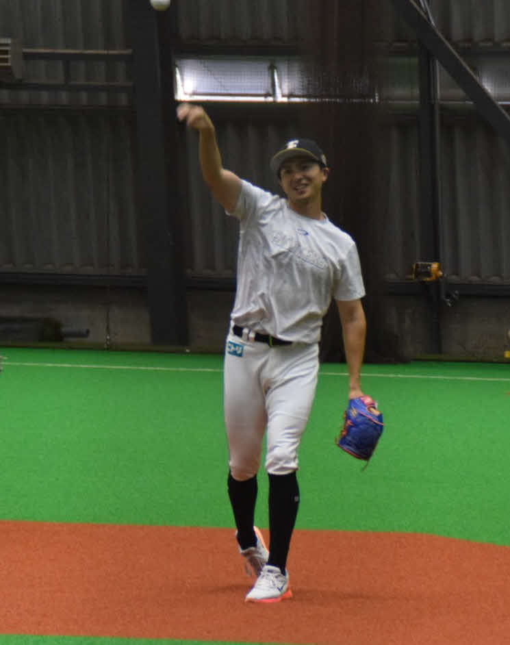 2日の全体練習でキャッチボールを行う日本ハム上沢