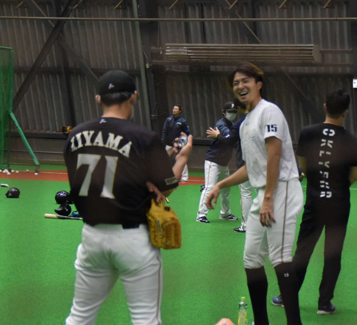 2日の全体練習で笑顔を見せる日本ハム上沢（手前は飯山内野守備コーチ）
