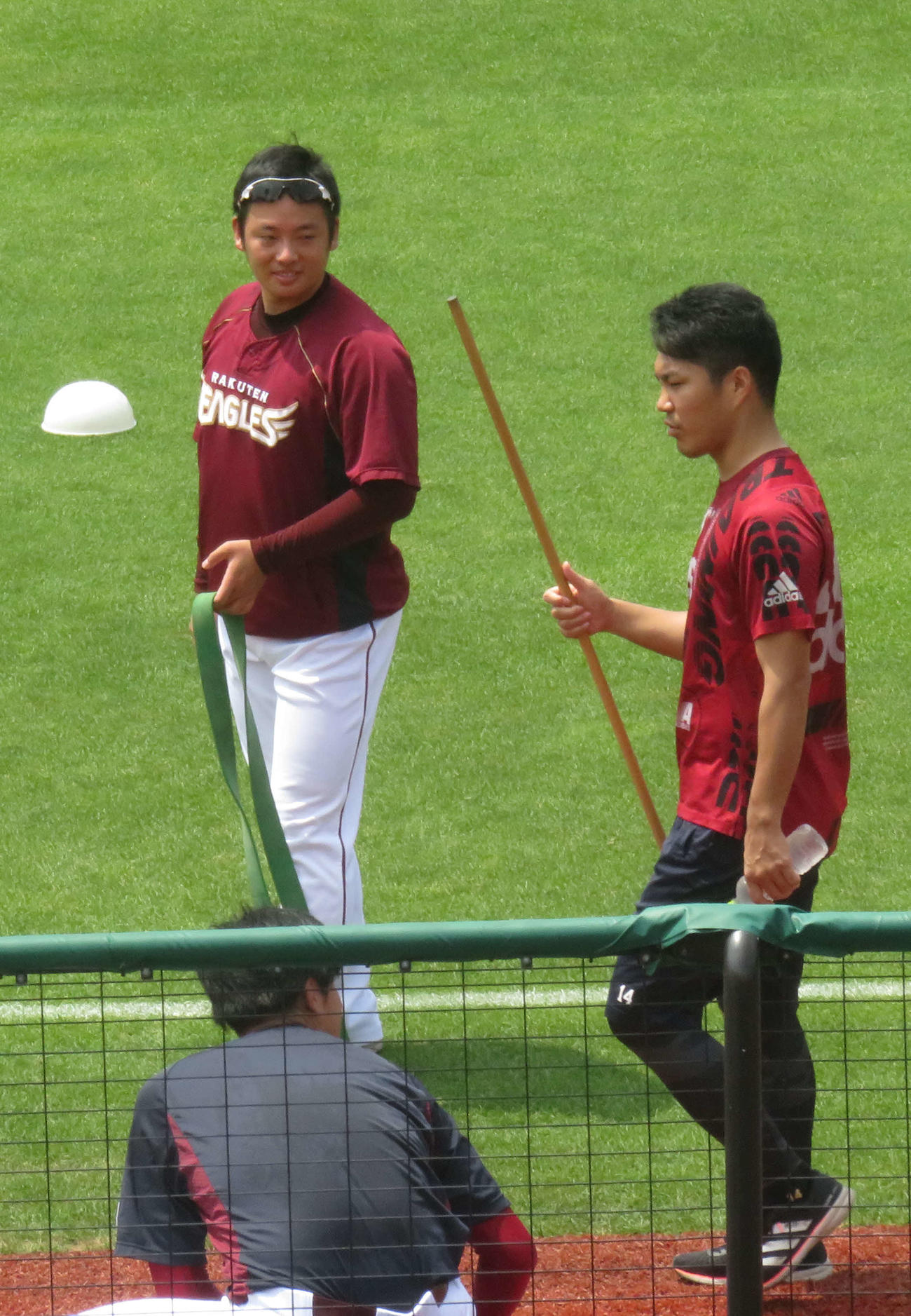投手練習に参加し、楽天則本昂（右）、弓削（手前）と話をする松井（左）（撮影・桑原幹久）