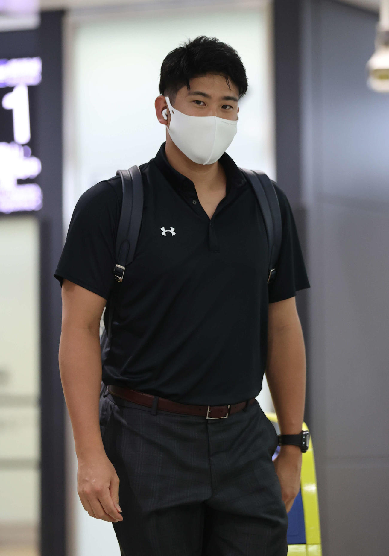 阪神戦に向け移動する巨人菅野（撮影・河野匠）