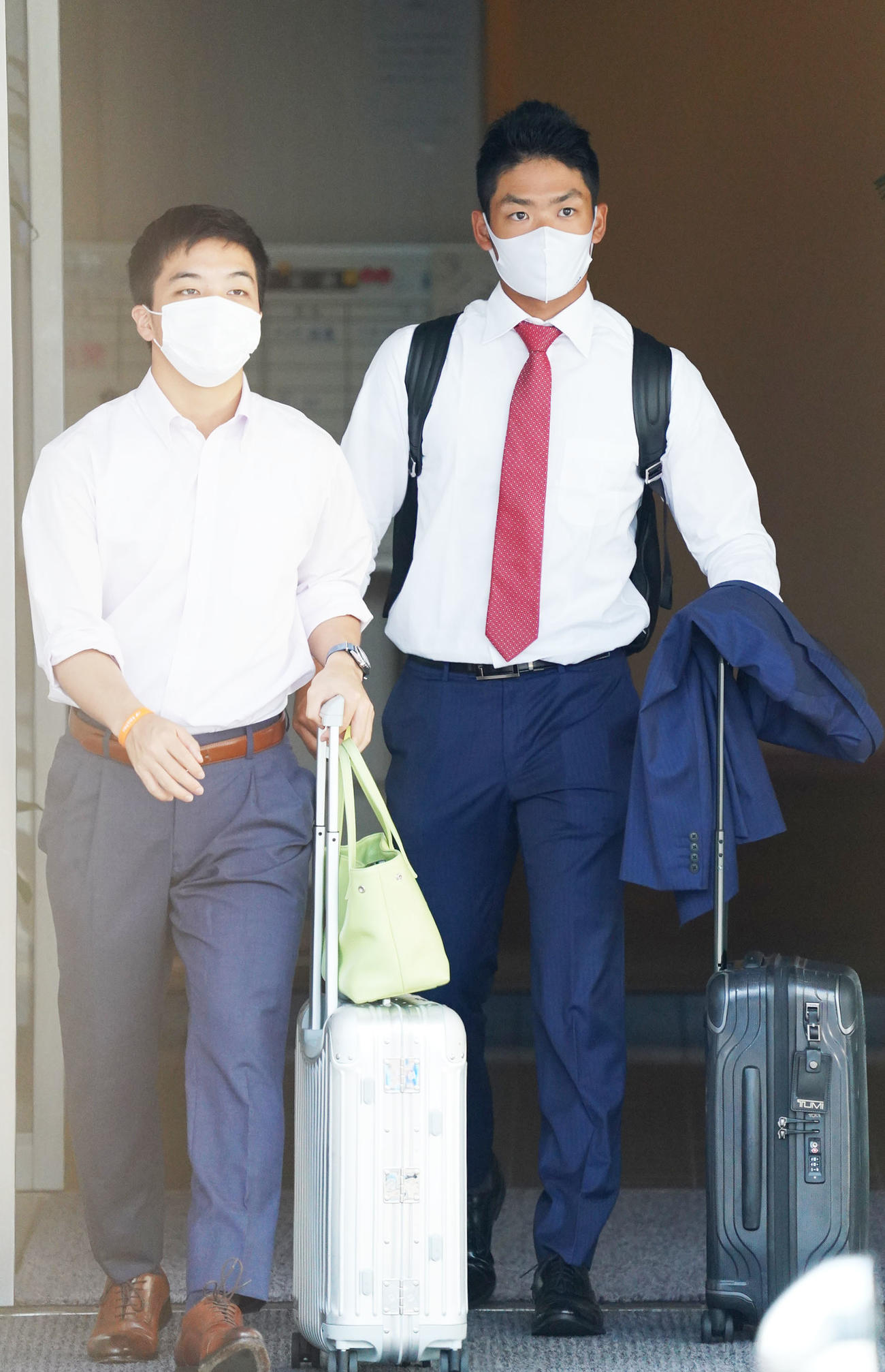 山本（左）と寮を出発する根尾（撮影・森本幸一）