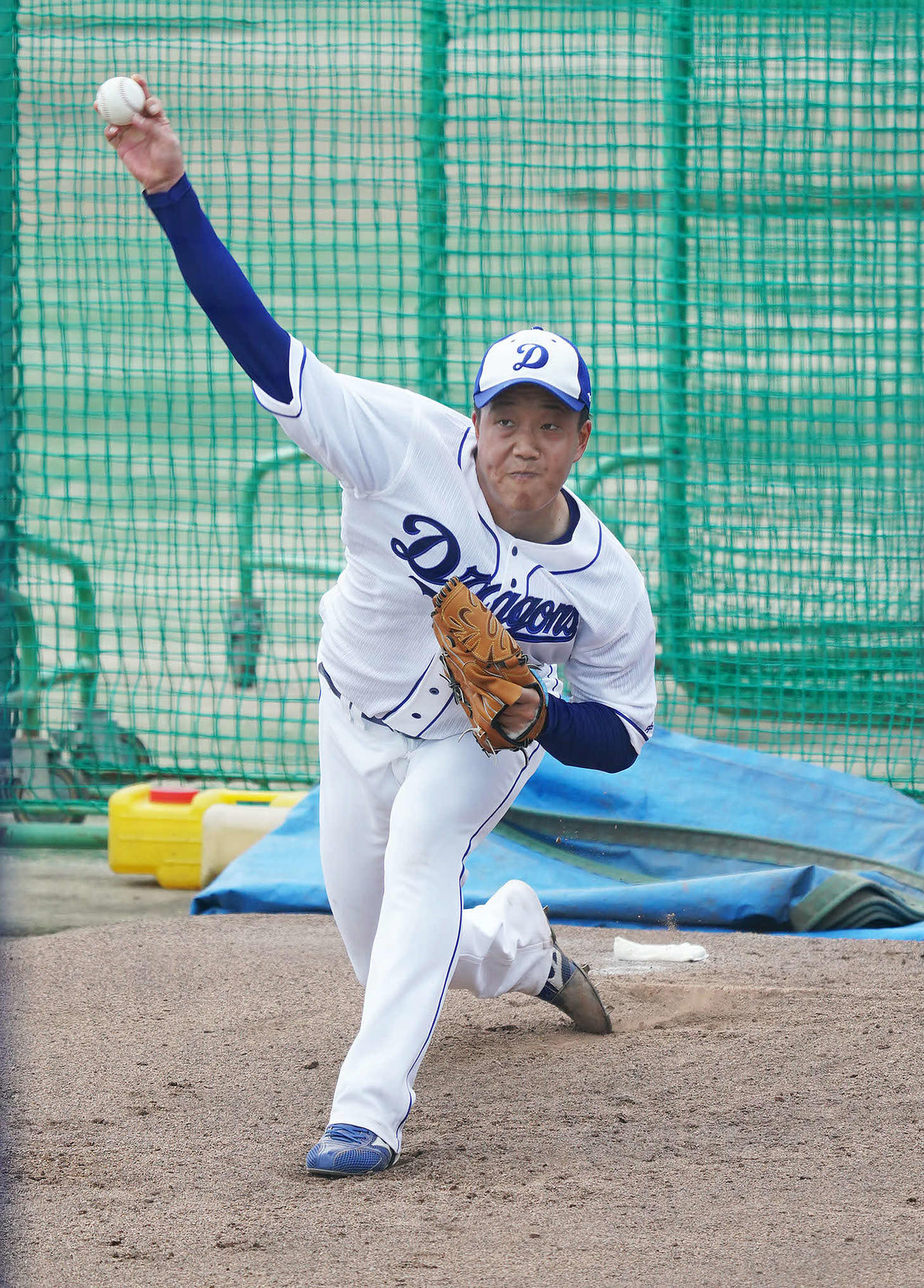 ブルペンで投球練習する中日柳（撮影・森本幸一）