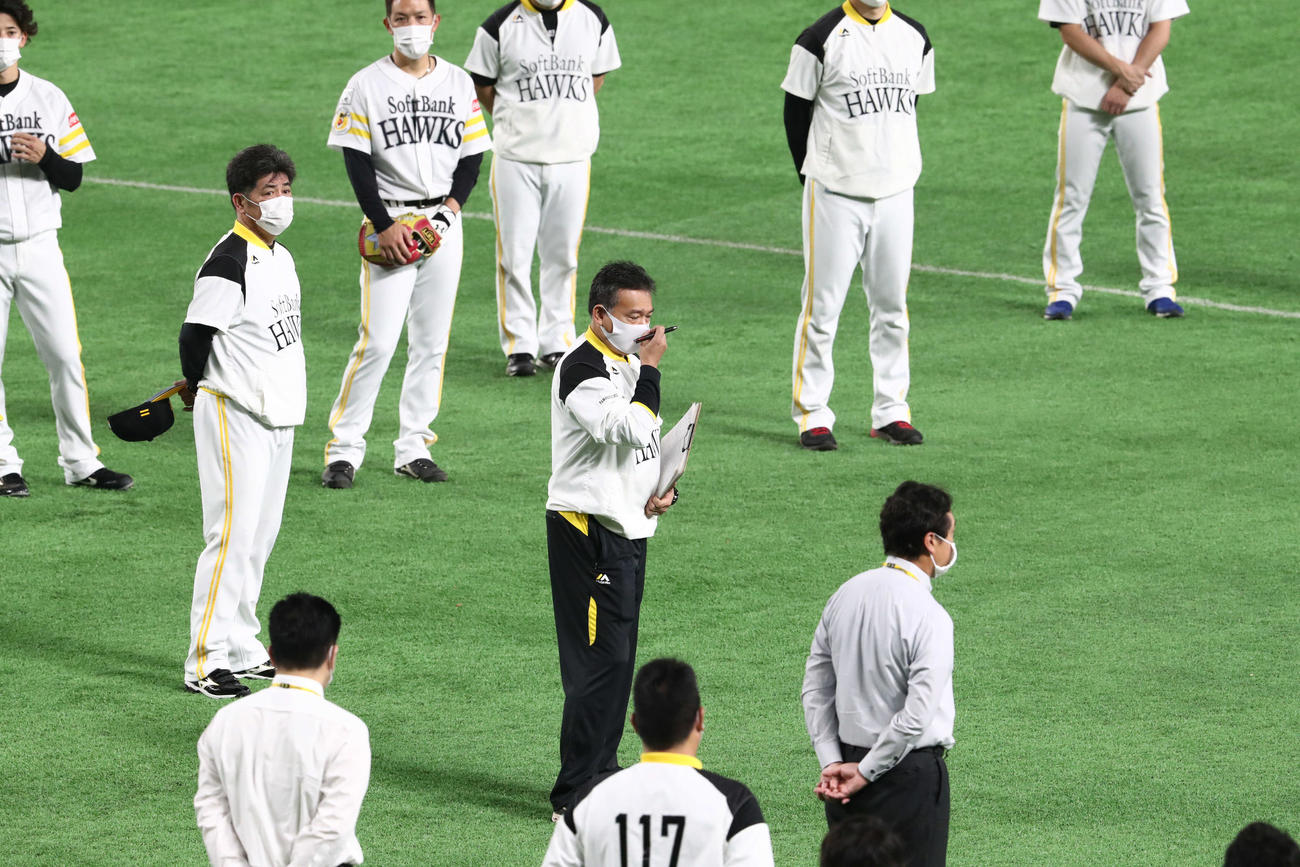 練習前、三笠取締役GM（手前）は選手・関係者に話をする（撮影・梅根麻紀）