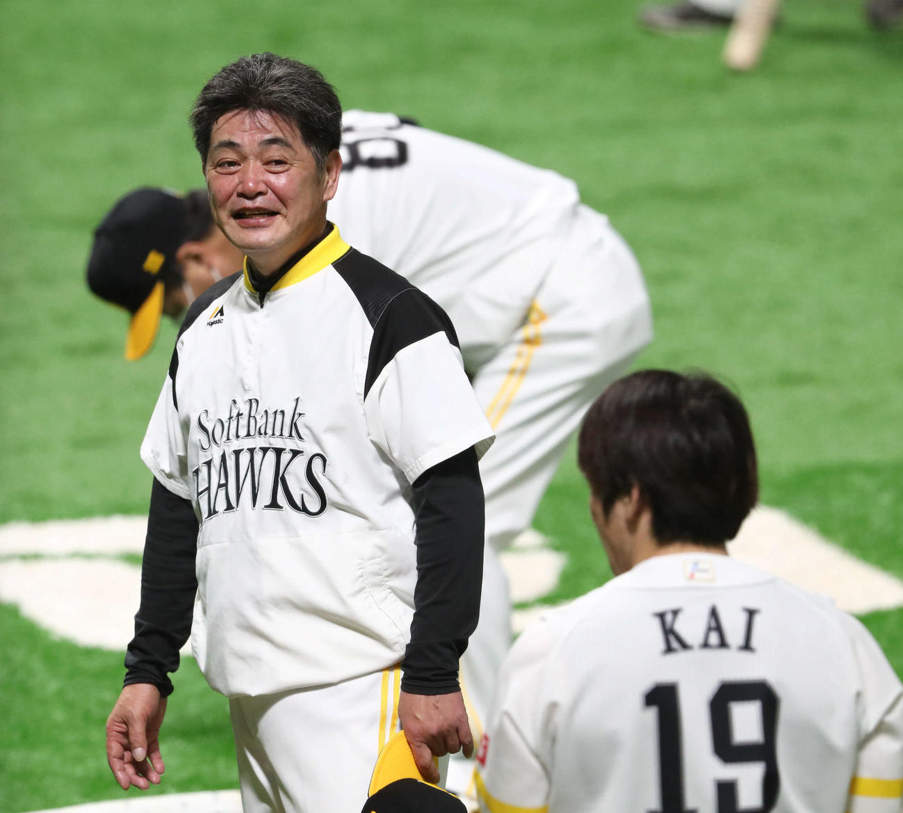 練習の合間に甲斐と談笑する工藤監督（撮影・梅根麻紀）