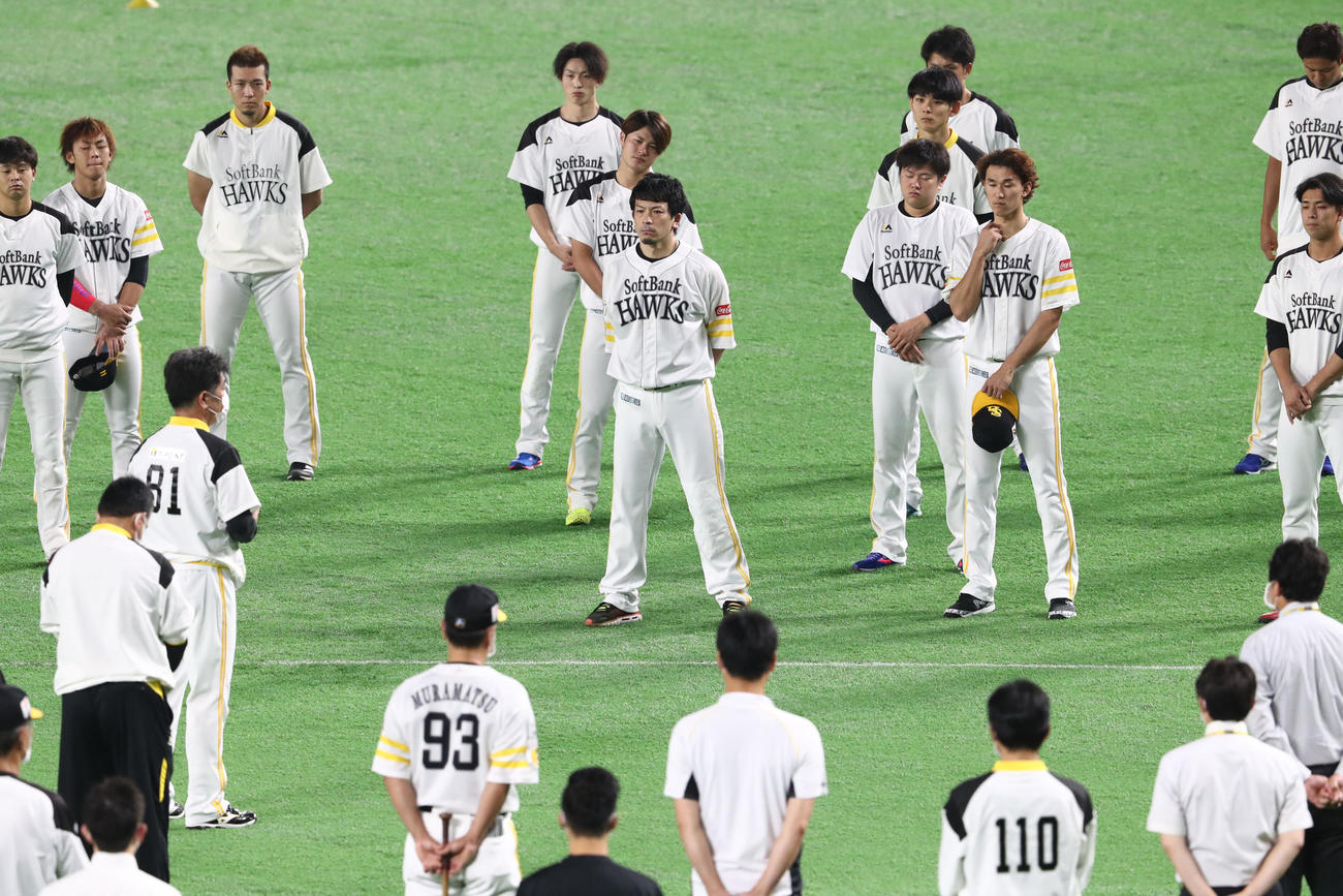 練習前、距離をおいて円陣を組み工藤監督（左手前）の話を聞くソフトバンクナイン（撮影・梅根麻紀）