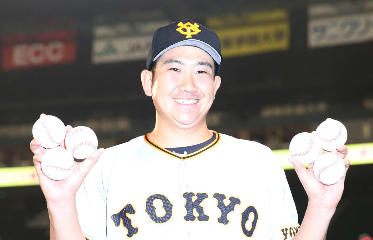 阪神対巨人　阪神を下し、開幕6連勝の菅野は6つのボールを白星に見立てて笑顔を見せる（撮影・河野匠）