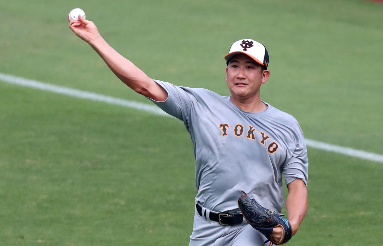 阪神対巨人　キャッチボールする菅野（撮影・加藤哉）