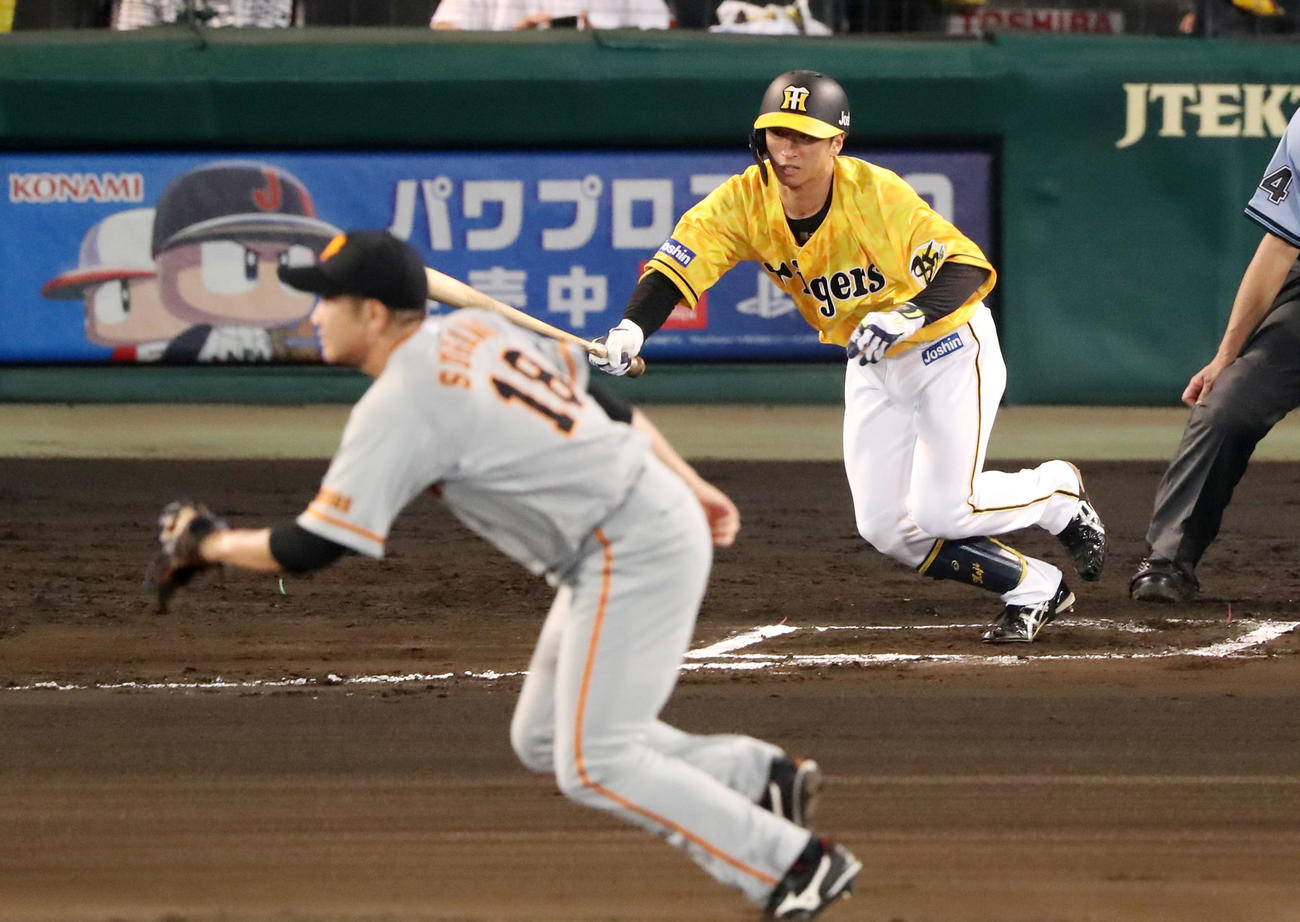 阪神対巨人　6回裏阪神無死、近本は右前打を放つ（撮影・加藤哉）