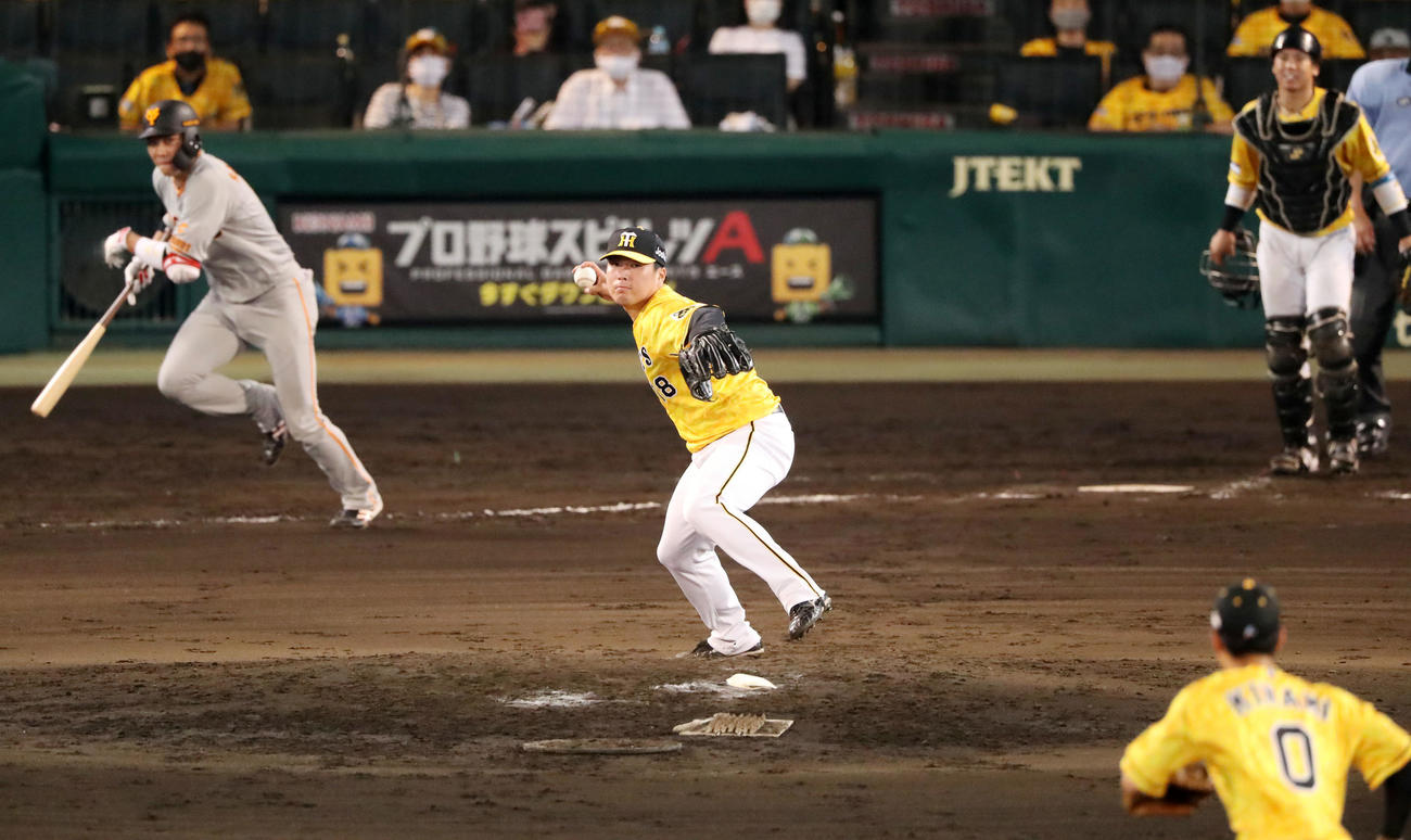 阪神対巨人　8回表巨人無死一、二塁、馬場は坂本勇の投ゴロを二塁へ悪送球する（撮影・加藤哉）