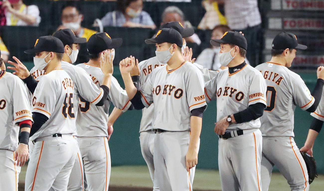 阪神対巨人　阪神に勝利しナインを迎える菅野と右は原監督（撮影・加藤哉）