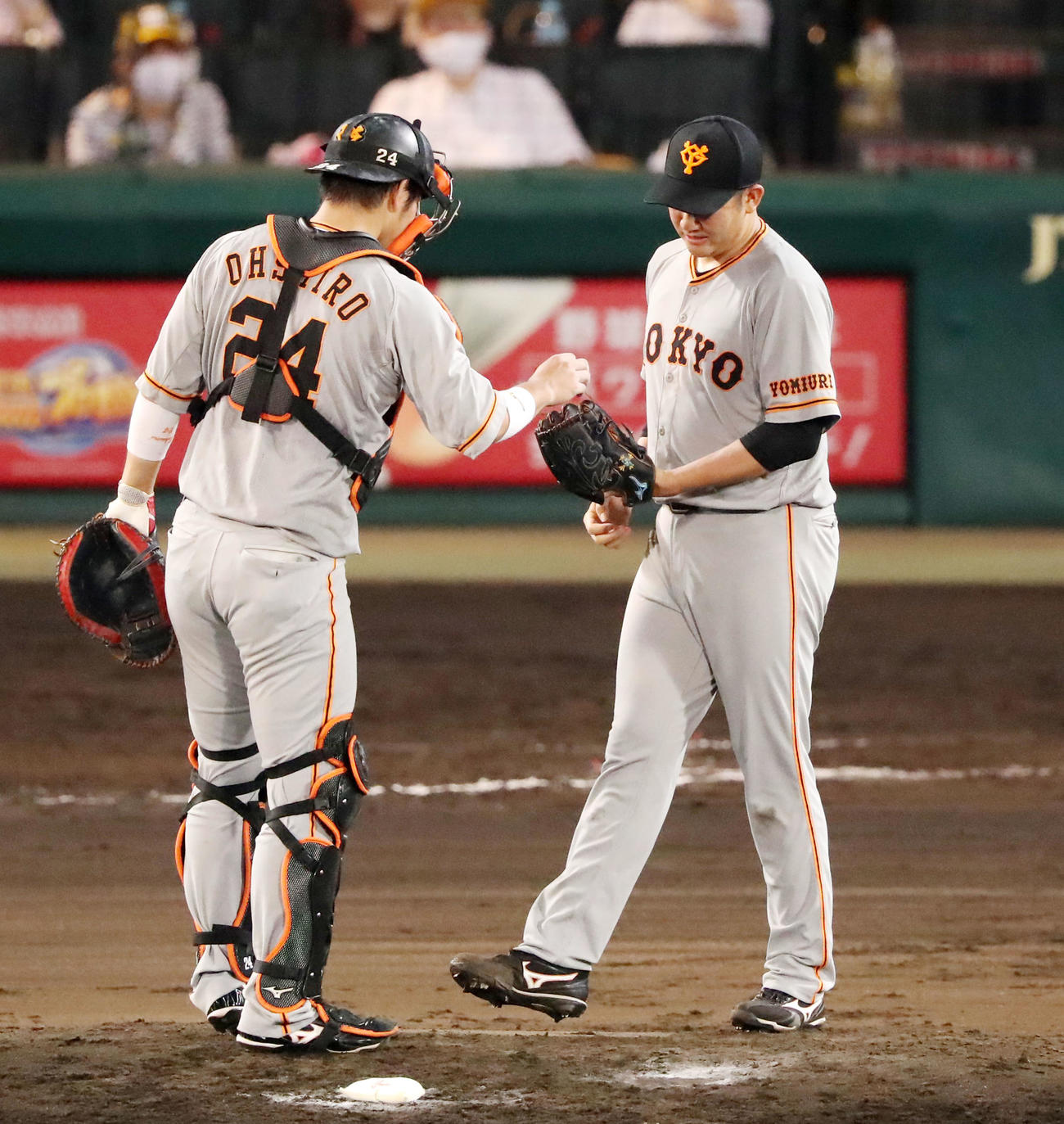 阪神対巨人　7回裏阪神無死、梅野の投ゴロを右足で止め、ベンチで治療した菅野は再びマウンドに戻る、左は大城（撮影・加藤哉）